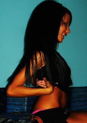 Claris from Central Falls, Rhode Island is looking for adult webcam chat